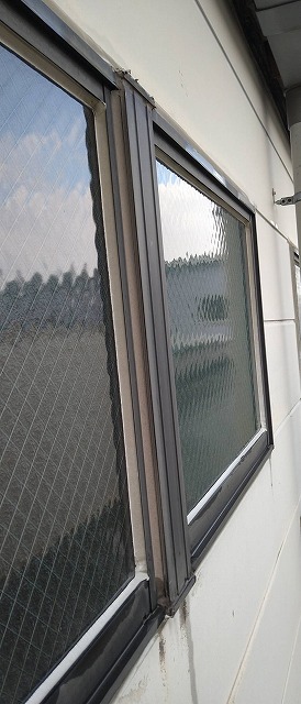 金沢市某倉庫の窓サッシコーキング打替え工事に伺いました。